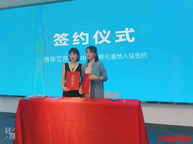 比赛现场，学员与观察团交流