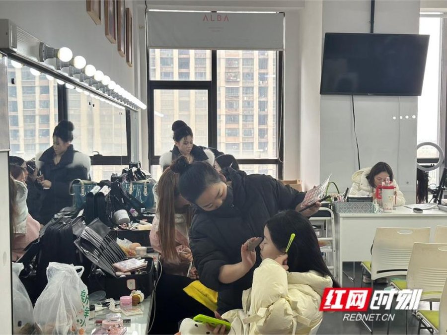 长沙县洛华艾芭职业技能培训学校，学员正专注地练习化妆和皮肤管理技巧。