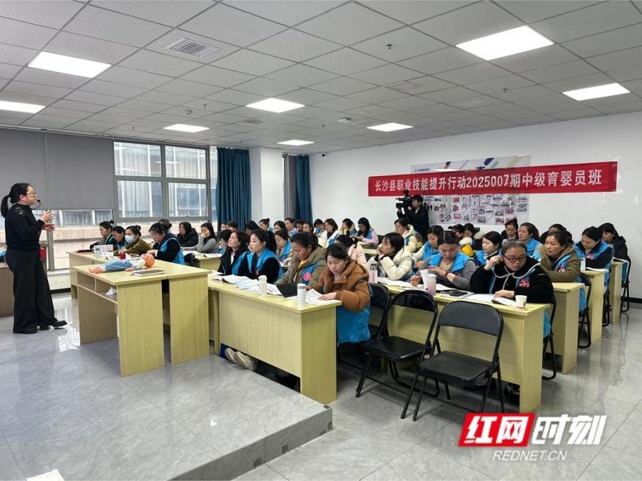长沙县玉雅清朦职业培训学校，学员们认真学习育婴专业知识。