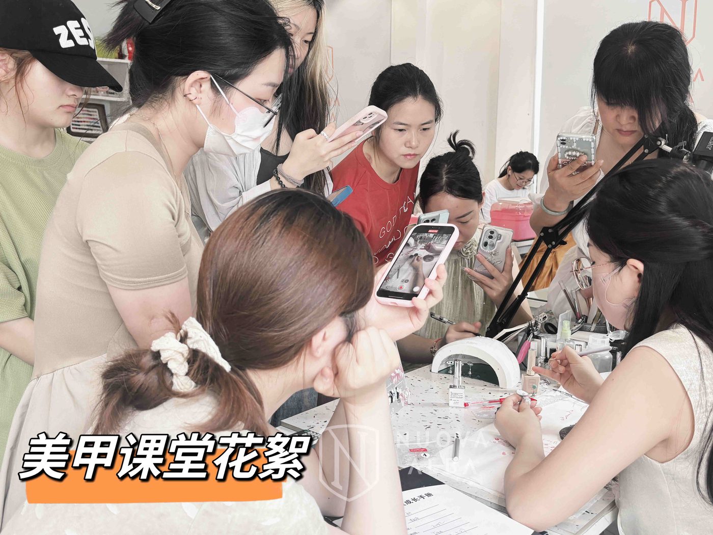美容学员练习