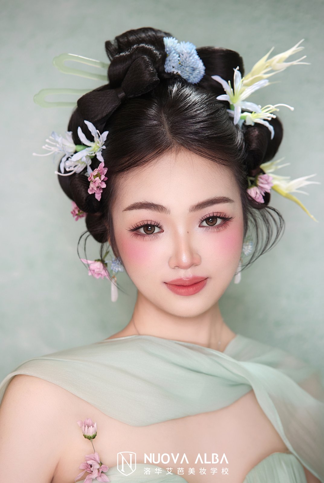 2026-课堂-新中式淡彩花艺盘发清新写真妆造-竖屏-A