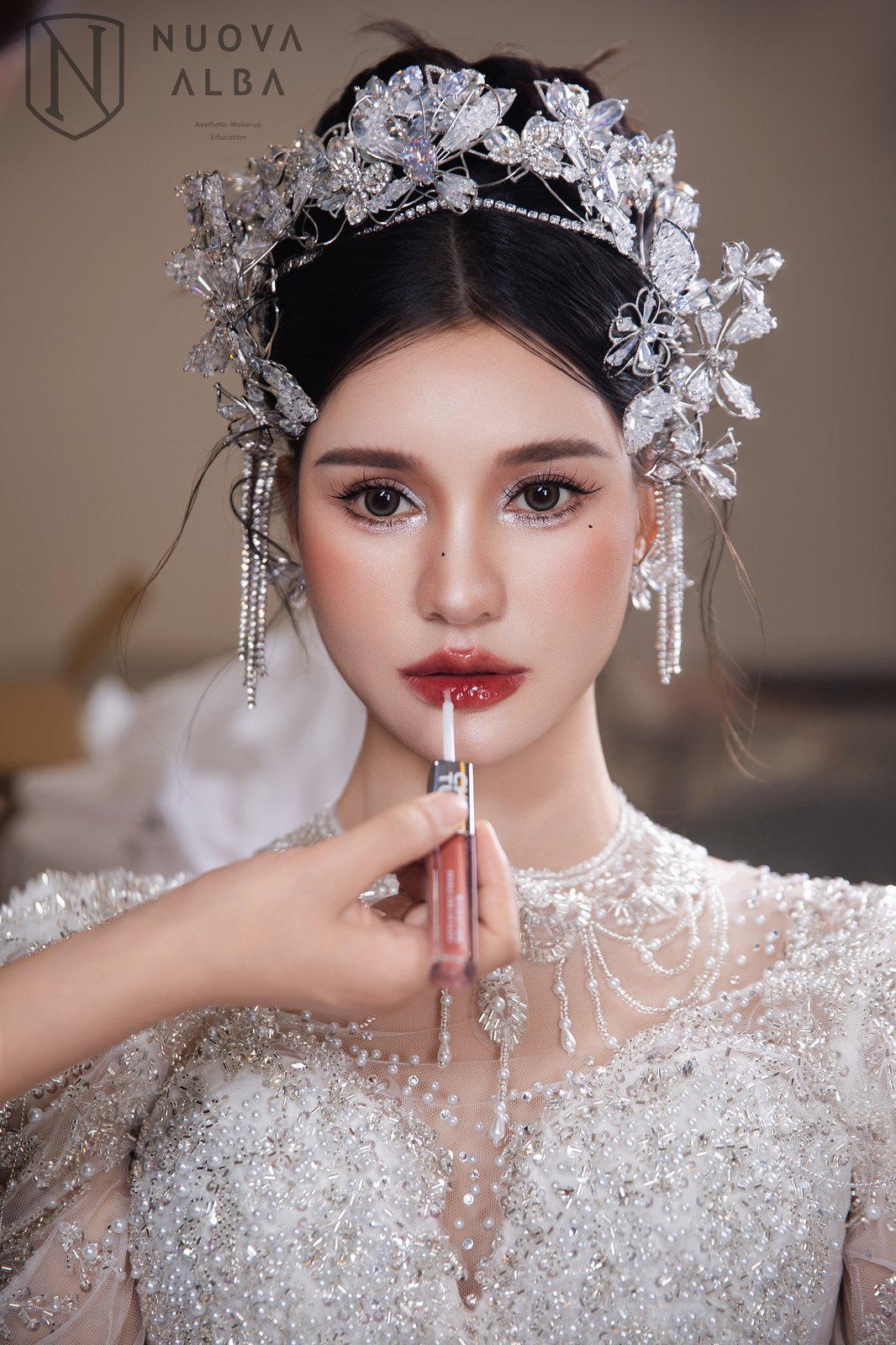 新娘-珍珠网纱发箍高盘缎面极简高级婚纱妆造-竖屏-B-65