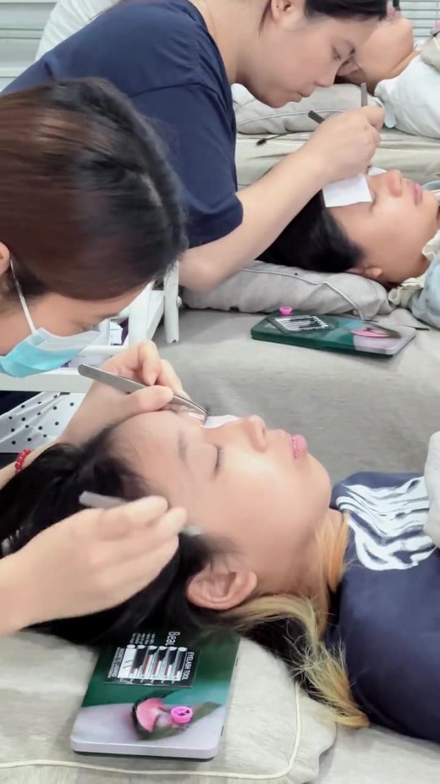 美睫课堂 · 现场演示
