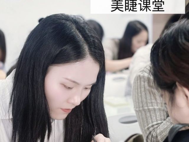 嫁接睫毛怎么选：单根、山茶花、漫画款的区别
