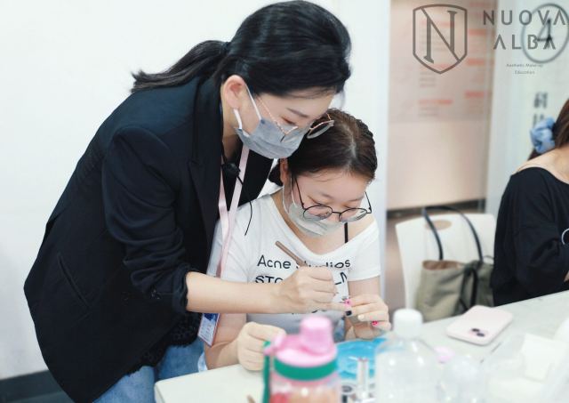 美甲师美睫师真实收入多少？还有提升空间吗