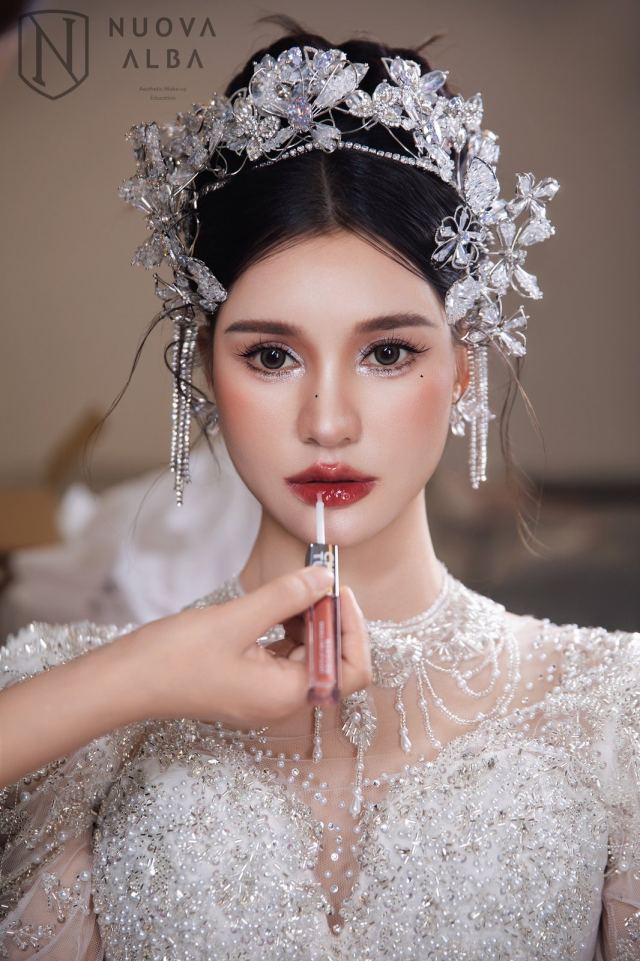 新娘-珍珠网纱发箍高盘缎面极简高级婚纱妆造-竖屏-B-65