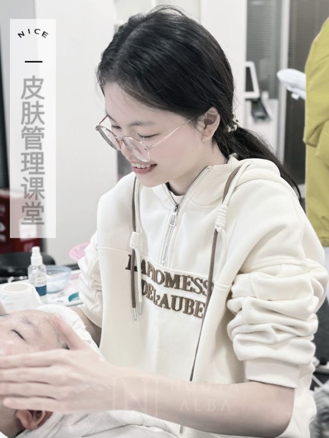 美容课堂实拍 · 学员实操