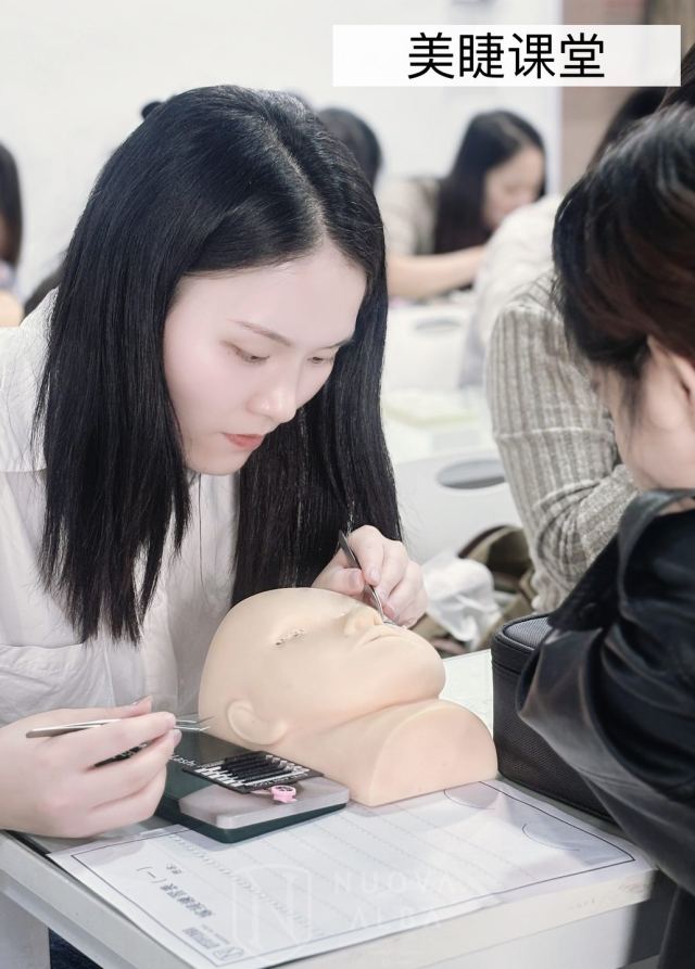 美睫课堂实拍 · 学员练习