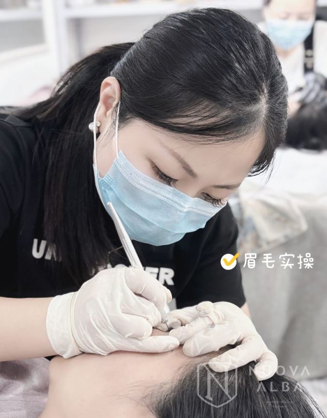 纹绣定妆作品 · 仿真线条眉