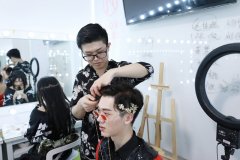 <b>长沙学化妆一般要多少钱？</b>