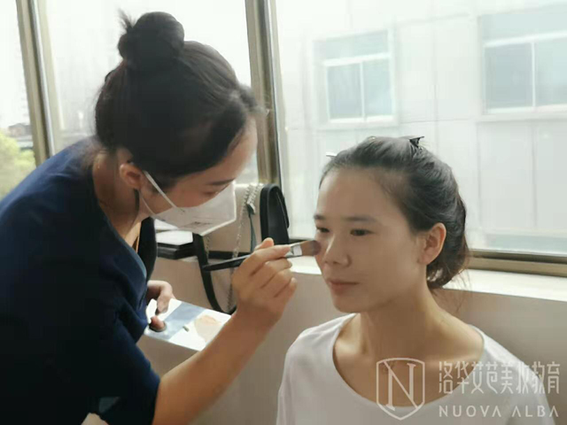 洛华艾芭美妆教育集团携手#湖南省结核病（胸科）医院#迎庆活动表演打造妆容！