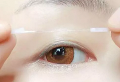 <b>单眼皮怎么化妆才好看呢? 洛华艾芭化妆</b>