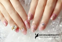 <b>学美甲的步骤，新手怎么玩转美甲</b>